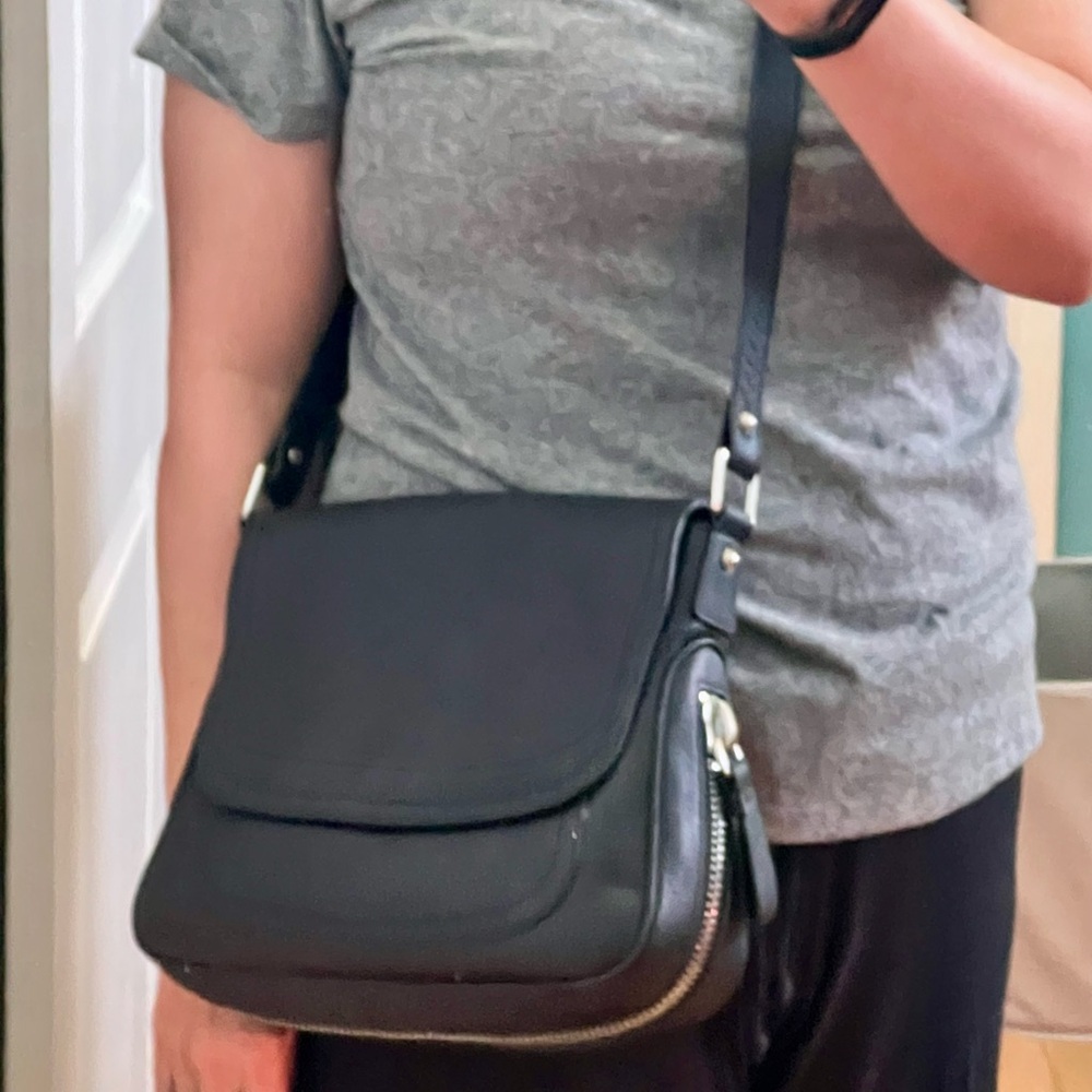 Large crossbody Barini black leather purse v good condition original $600